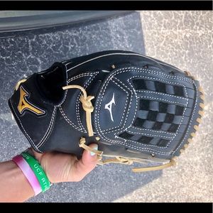 Women’s softball Mizuno Glove. USED ONCE!!